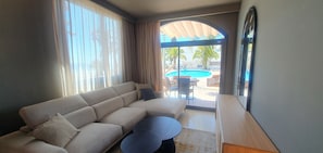 Minibar, in-room safe, individually decorated, individually furnished - Hotel Miami Mar (Sant Carles de la Rapita)