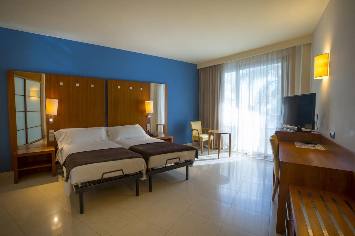 Kamar Twin, pemandangan laut | Minibar, brankas, meja kerja, dan ruang kerja ramah laptop