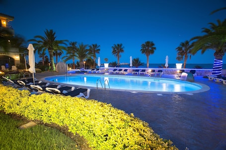 Una piscina al aire libre, sombrillas, sillones reclinables de piscina. Hotel Miami Mar