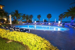 Piscina externa, guarda-sóis, espreguiçadeiras