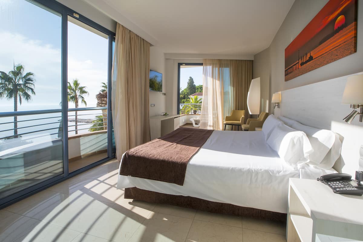 Junior-Zimmer, Terrasse, Meerblick | Minibar, Zimmersafe, individuell dekoriert, individuell eingerichtet