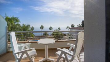 Superior kamer, 1 kingsize bed, terras, uitzicht op zee | Uitzicht op strand/zee