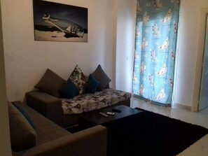 32-inch flat-screen TV with satellite channels, TV - Benzineb Immo Menzeh (Ariana)