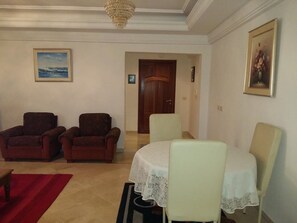 32-inch flat-screen TV with satellite channels, TV - Benzineb Immo Menzeh (Ariana)