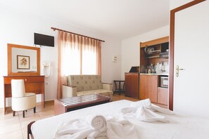 Classic Studio | Private kitchen | Fridge, stovetop, cookware/dishes/utensils - Villa Yianna (Tempi)