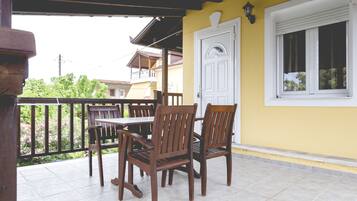 Classic Studio | Living area | Flat-screen TV, books