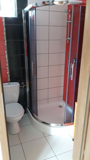 Standard-Bungalow, 1 Schlafzimmer, zum Garten hin | Badezimmer | Dusche, Handtücher