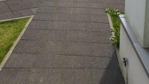 Un camino que lleva a un edificio con secciones numeradas C2, C3, C7 y C8.