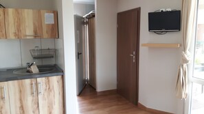Bungalou estàndard, 1 dormitori, zona enjardinada | Cuina bàsica privada | Frigorífic, microones, placa de cuina i bullidora elèctrica