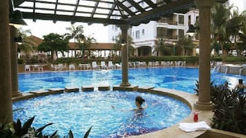 Indoor pool, 2 outdoor pools