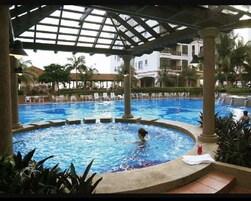 Indoor pool, 2 outdoor pools