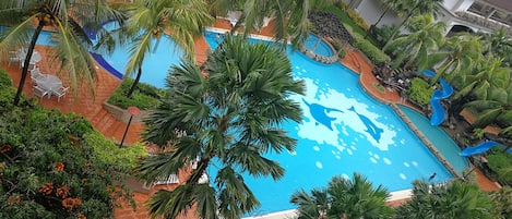 Indoor pool, 2 outdoor pools
