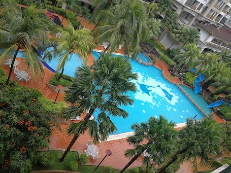 Indoor pool, 2 outdoor pools