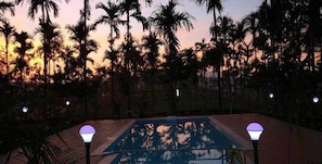 Hồ bơi ngoài trời