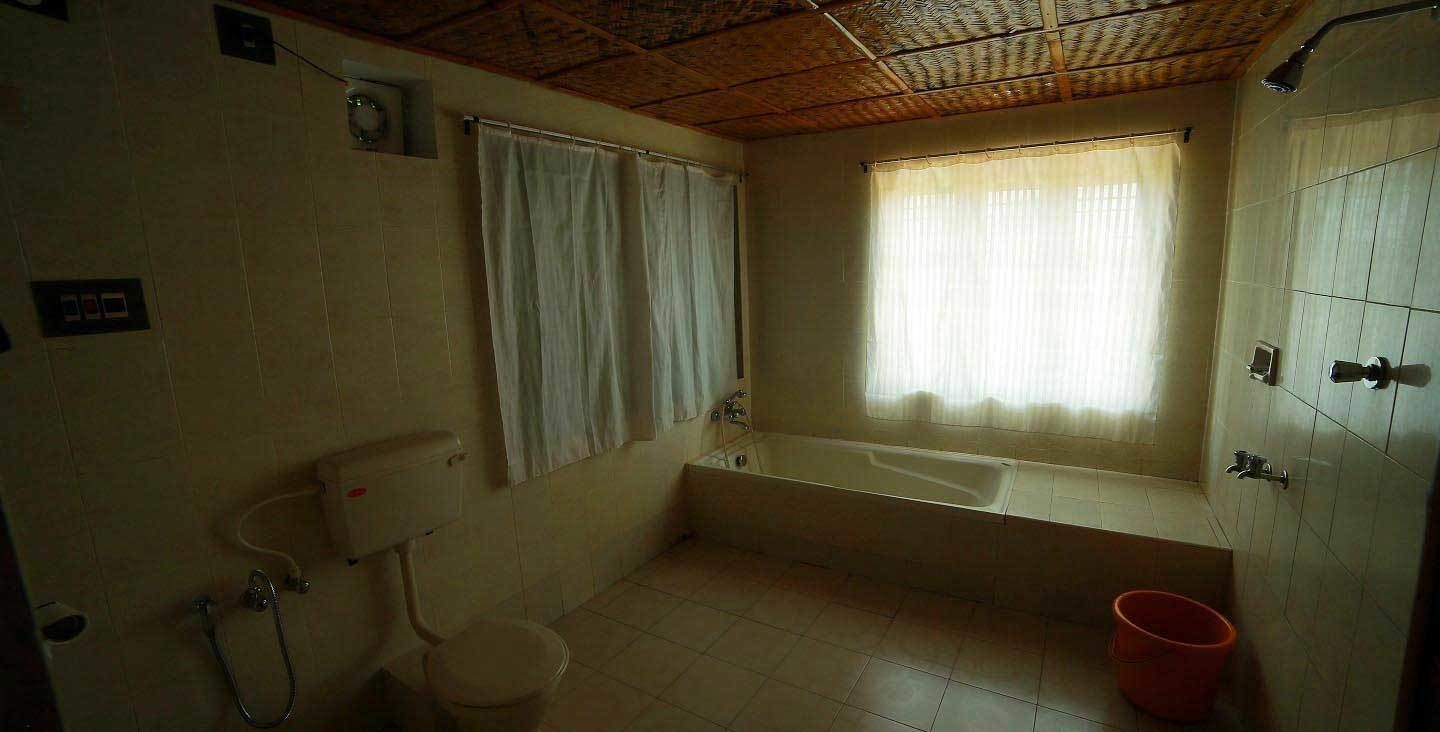 Phòng đôi Deluxe, 1 giường đôi, quang cảnh đồi núi | Phòng tắm | Buồng tắm vòi sen, đồ dùng nhà tắm miễn phí, khăn tắm 