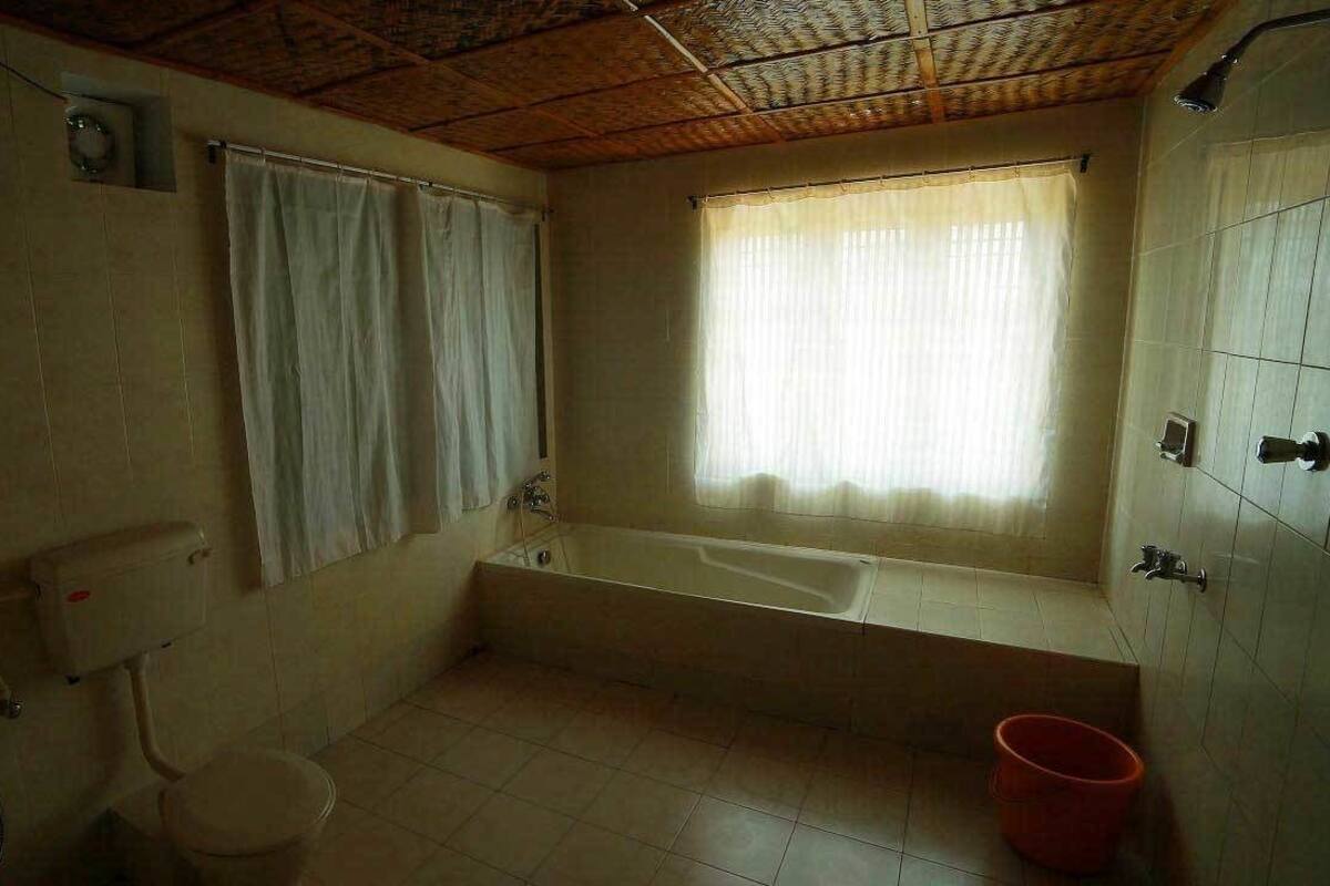 Phòng đôi Deluxe, 1 giường đôi, quang cảnh đồi núi | Phòng tắm | Buồng tắm vòi sen, đồ dùng nhà tắm miễn phí, khăn tắm