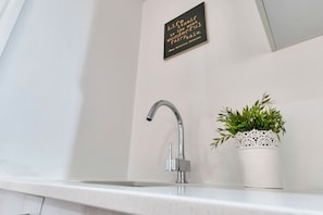 Studio (Lil' Pad) | Private kitchenette | Fridge, microwave, electric kettle, cookware/dishes/utensils