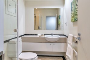 Estudio (Lil' Haven) | Baño | Regadera, amenidades de baño gratuitas, secadora de cabello, toallas 