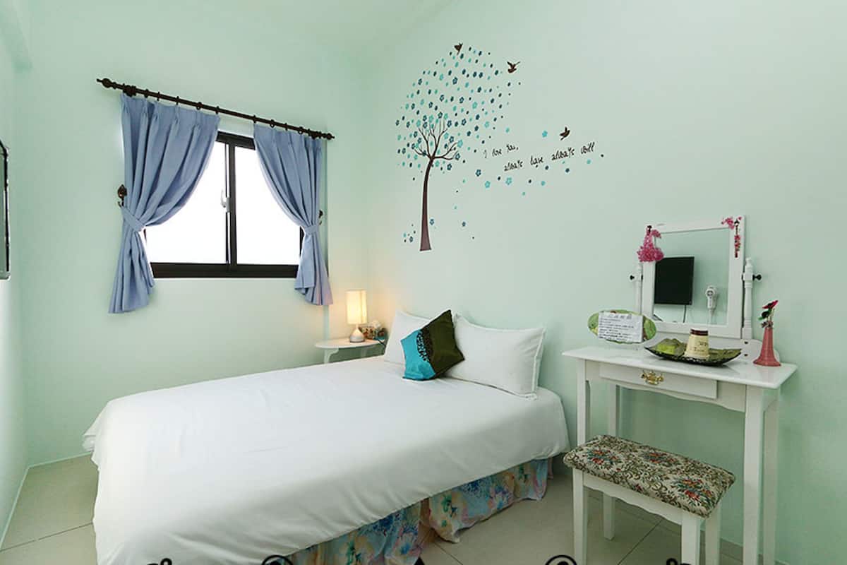 Standard Double Room | Peralatan tempat tidur premium, meja, langsir/tirai gelap terus
