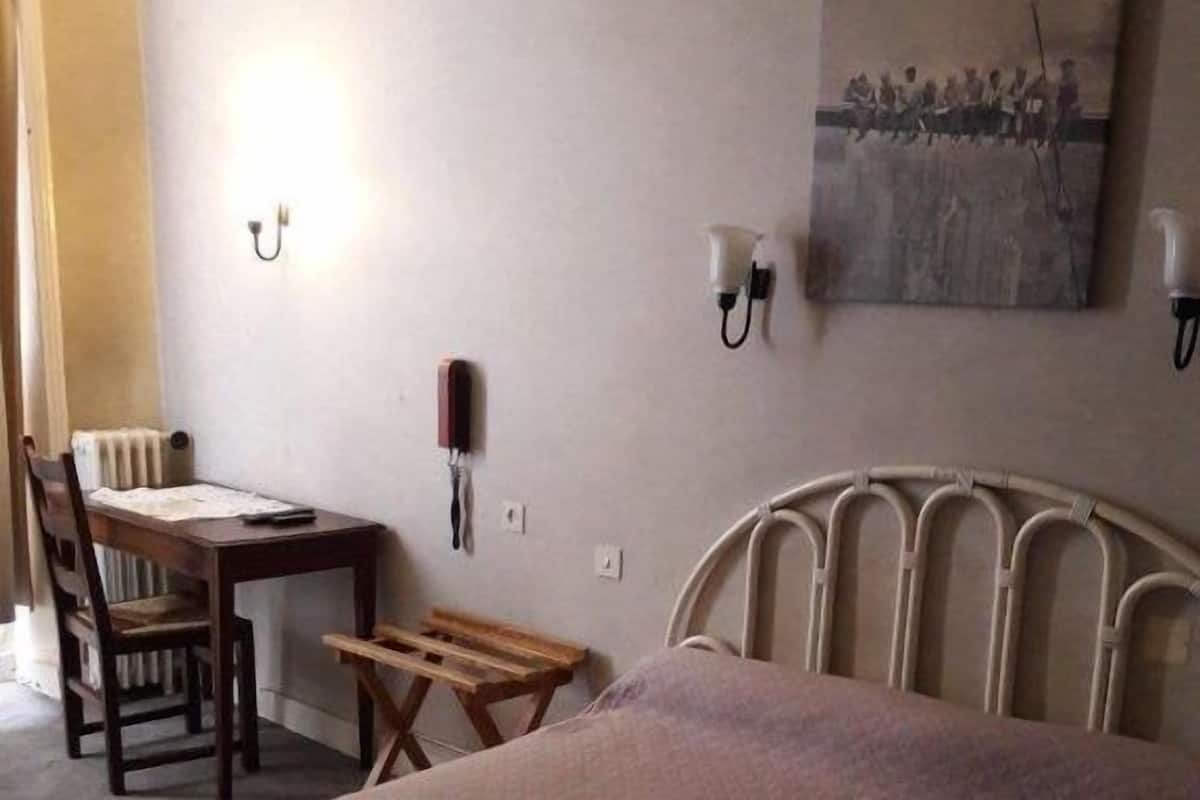 Habitación básica doble, baño en la habitación, vista a la ciudad (Chambre Double sans WC) | Vista desde la propiedad