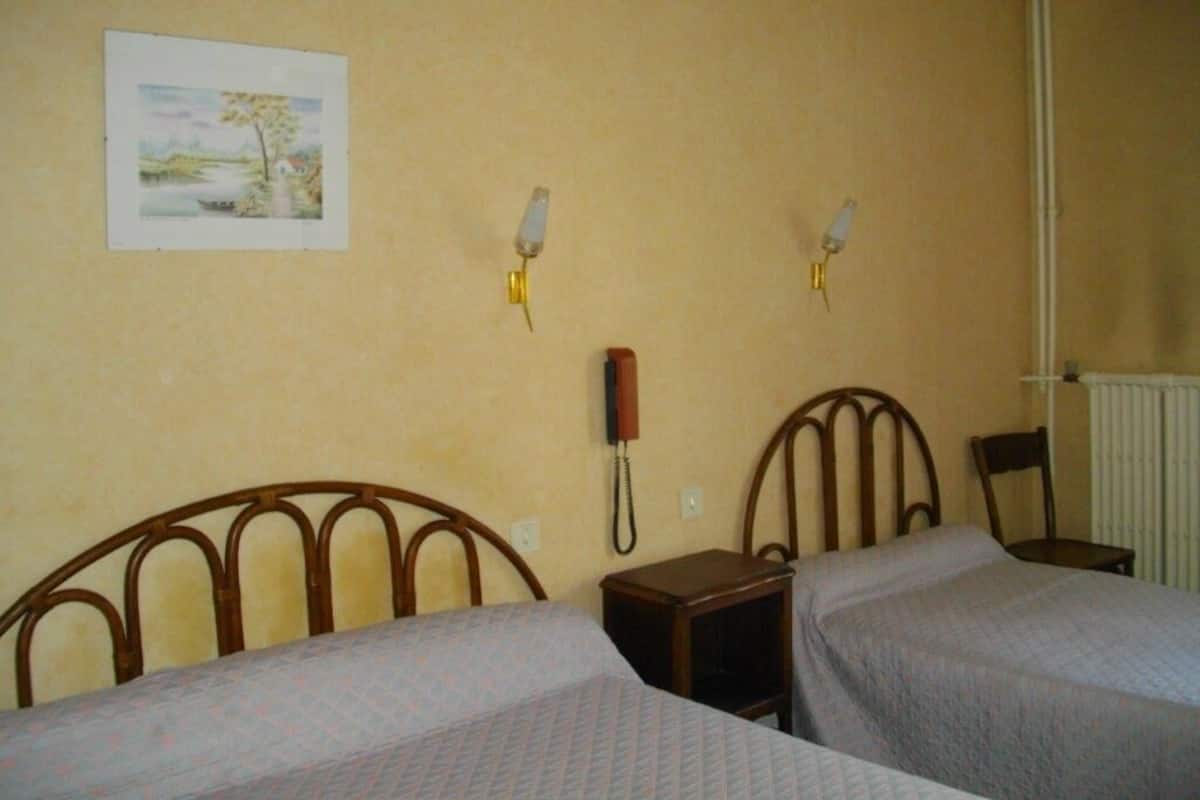 Habitación triple básica, baño privado, vista a la ciudad (Chambre Triple) | Vista desde la propiedad