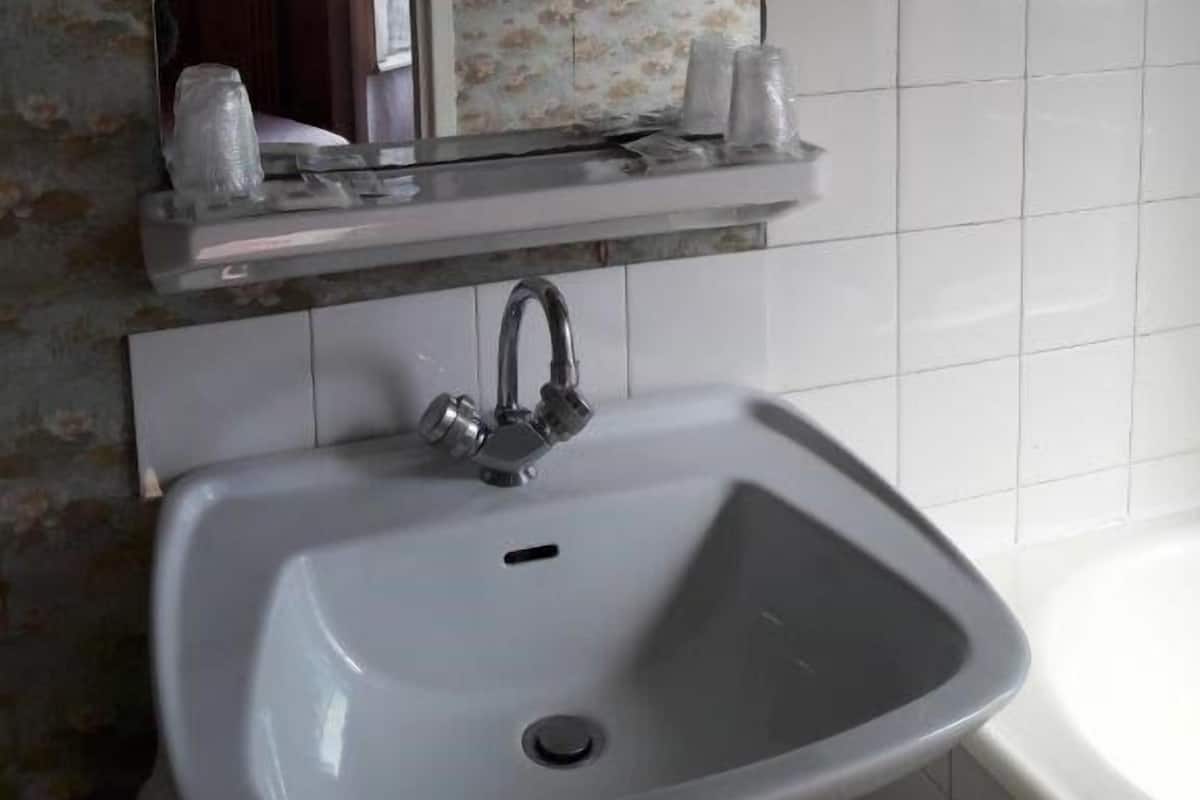 Habitación cuádruple básica, baño privado, vista a la ciudad (Chambre Quadruple Bain) | Baño