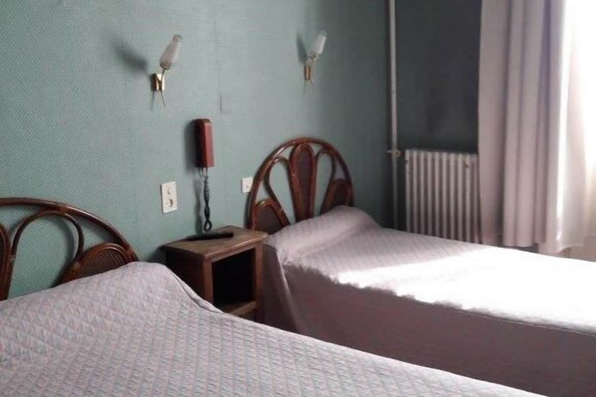 Habitación triple básica, baño privado, vista a la ciudad (Chambre Triple Bain) | Vista desde la propiedad