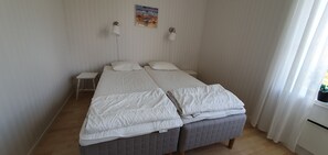 Twin Room, Shared Bathroom | Hypo-allergenic bedding, blackout drapes, iron/ironing board