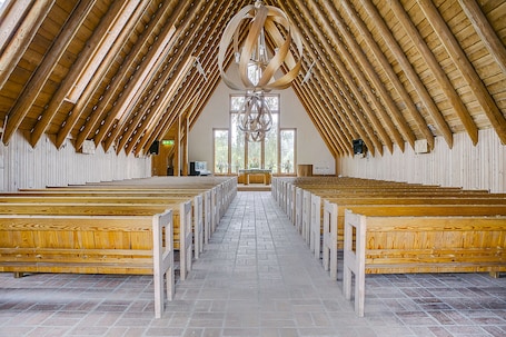 Capilla. Uskavigården