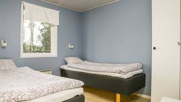 Cottage, 3 Bedrooms, Private Bathroom | Hypo-allergenic bedding, blackout drapes, iron/ironing board