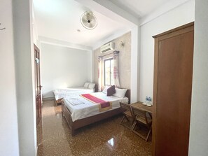 Desk, iron/ironing board, free WiFi, bed sheets - Phong Nha River View Hotel (Bo Trach)