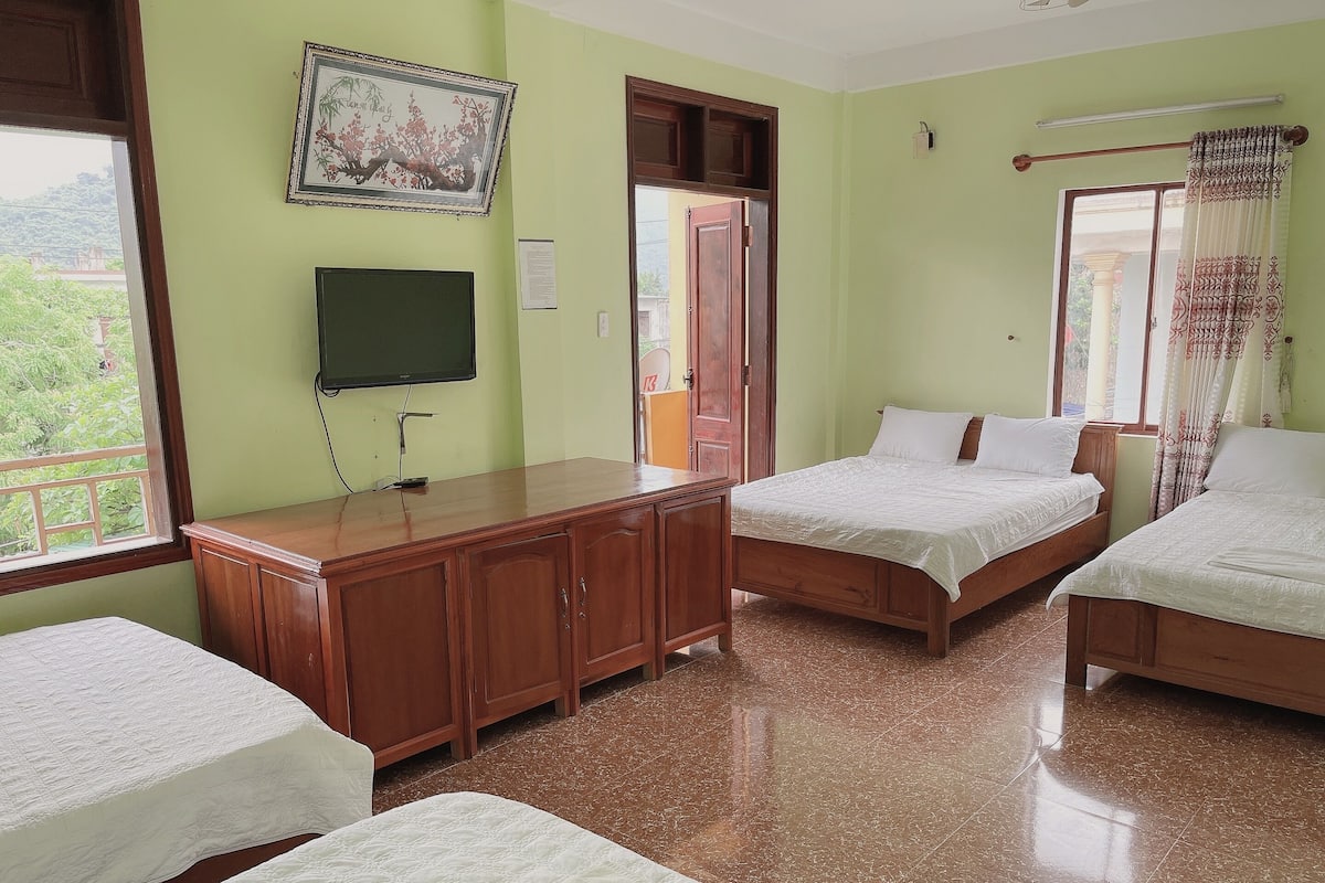 Family Room | Desk, iron/ironing board, free WiFi, bed sheets