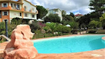 Una piscina al aire libre de temporada (de 08:30 a 20:00), tumbonas