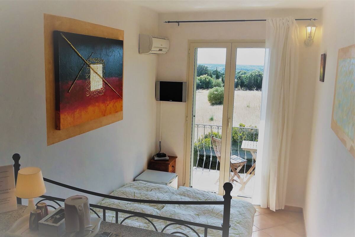 Quarto casal básico, 1 cama de casal | Frigobar, cofres nos quartos, escrivaninha