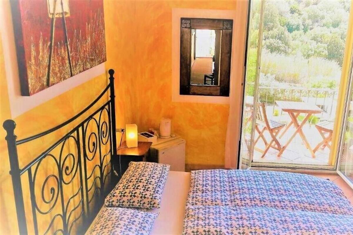 Quarto casal | Frigobar, cofres nos quartos, escrivaninha