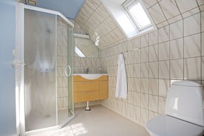 A bathroom with a shower, sink, and toilet. - Feriecentret Østersø Færgegård (Kalvehave)