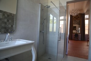 Deluxe Double Room, Bathtub | Bathroom shower - Palais de Luppé (Arles)