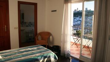 Cortinas opacas, tabla de planchar con plancha, cunas gratuitas