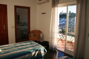 Cortinas blackout, tabla de planchar con plancha y cunas gratuitas