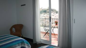 Twin kamer, gemeenschappelijke badkamer | Verduisterende gordijnen, een strijkplank/strijkijzer, gratis babybedden