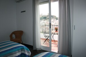 Cortinas blackout, tabla de planchar con plancha y cunas gratuitas