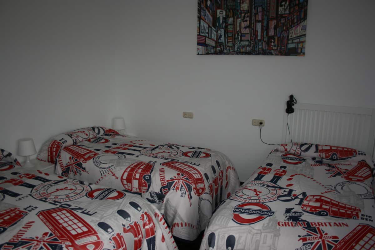 Driepersoonskamer, gedeelde badkamer | Verduisterende gordijnen, een strijkplank/strijkijzer, gratis babybedden