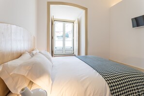 Suite | Blackout drapes, iron/ironing board, free cribs/infant beds, free WiFi