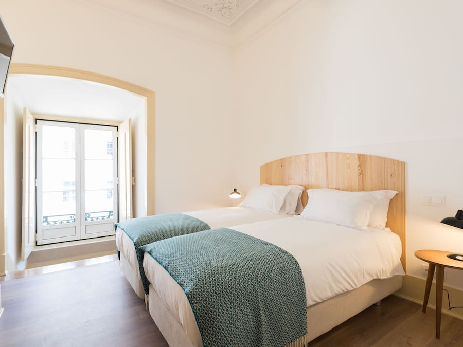 Cortinas blackout, tabla de planchar con plancha y cunas gratuitas