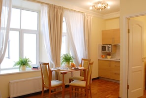 Estúdio luxo | Área de estar | TV de tela plana