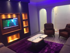 Appartement, 1 chambre | Salle de séjour | Télévision LCD