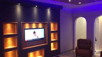 Apartemen, 1 kamar tidur | Ruang keluarga | TV LCD