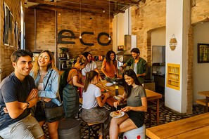 Fridge, microwave, stovetop, toaster - ECO Hostel (Granada)