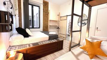 Decoración personalizada, muebles diferentes y cortinas blackout