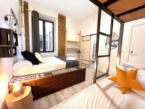 Decoración personalizada, muebles diferentes y cortinas blackout 